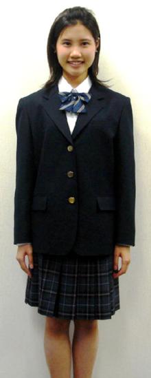 明蓬館高等学校、生徒が着用。上品な清楚感のあるスタイル。