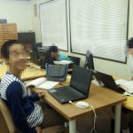 自由にプログラミングする中学生
