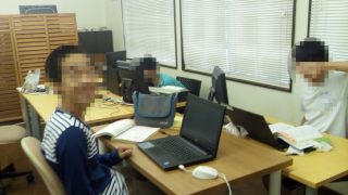 自由にプログラミングする中学生