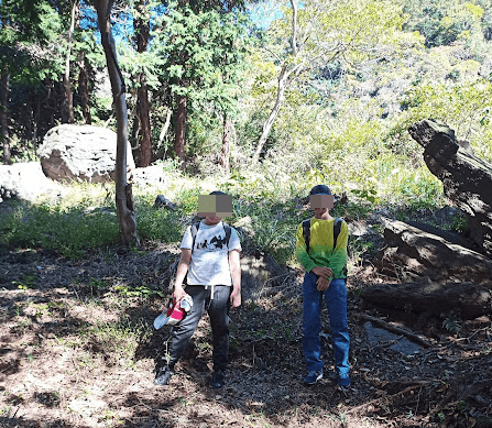宝篋山のワニ岩とニコニコ岩を背に記念写真